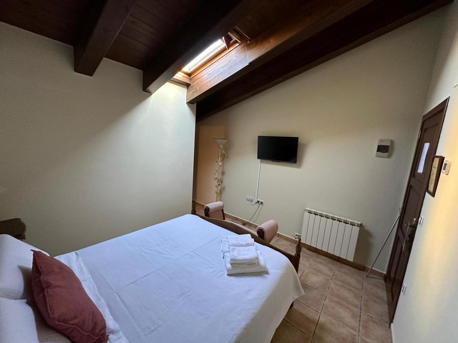 Hotel De La Villa รูเบียโลส เด โมรา ภายนอก รูปภาพ
