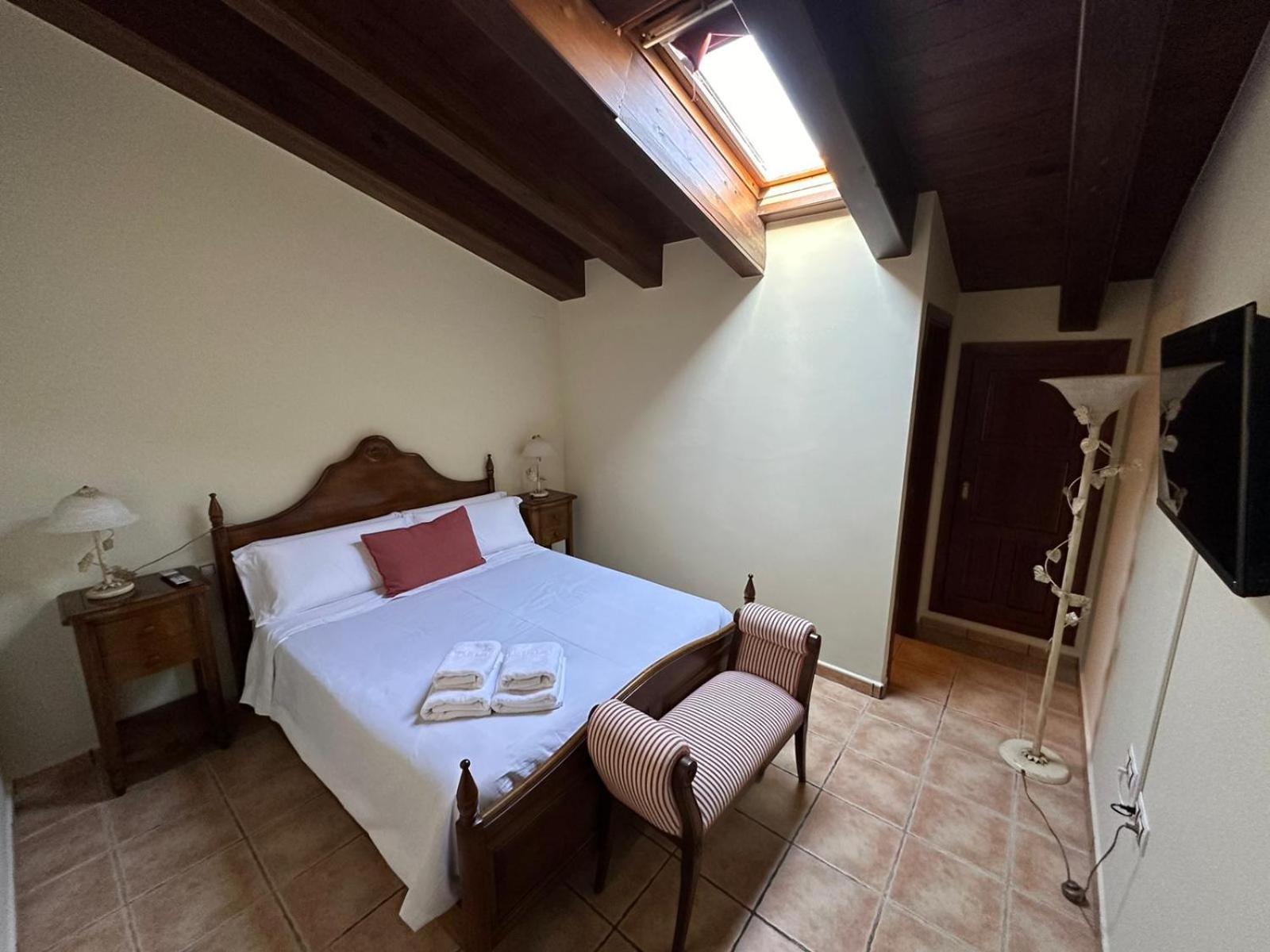 Hotel De La Villa รูเบียโลส เด โมรา ภายนอก รูปภาพ
