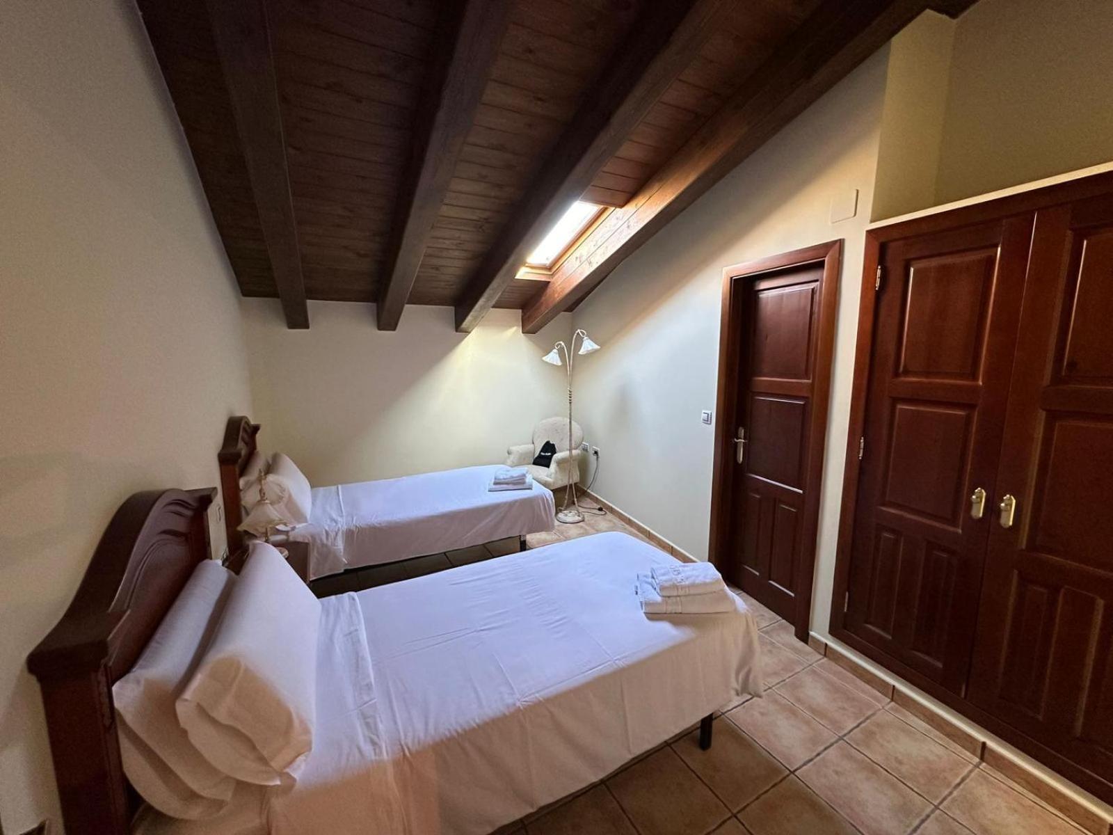 Hotel De La Villa รูเบียโลส เด โมรา ภายนอก รูปภาพ